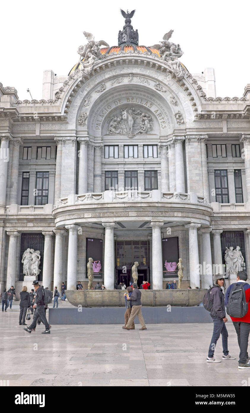 Menschen machen sich auf den Weg um die Plaza vor dem Palacio de Bellas Artes in das Centro Historico Stadtteil von Mexiko-Stadt, Mexiko Stockfoto