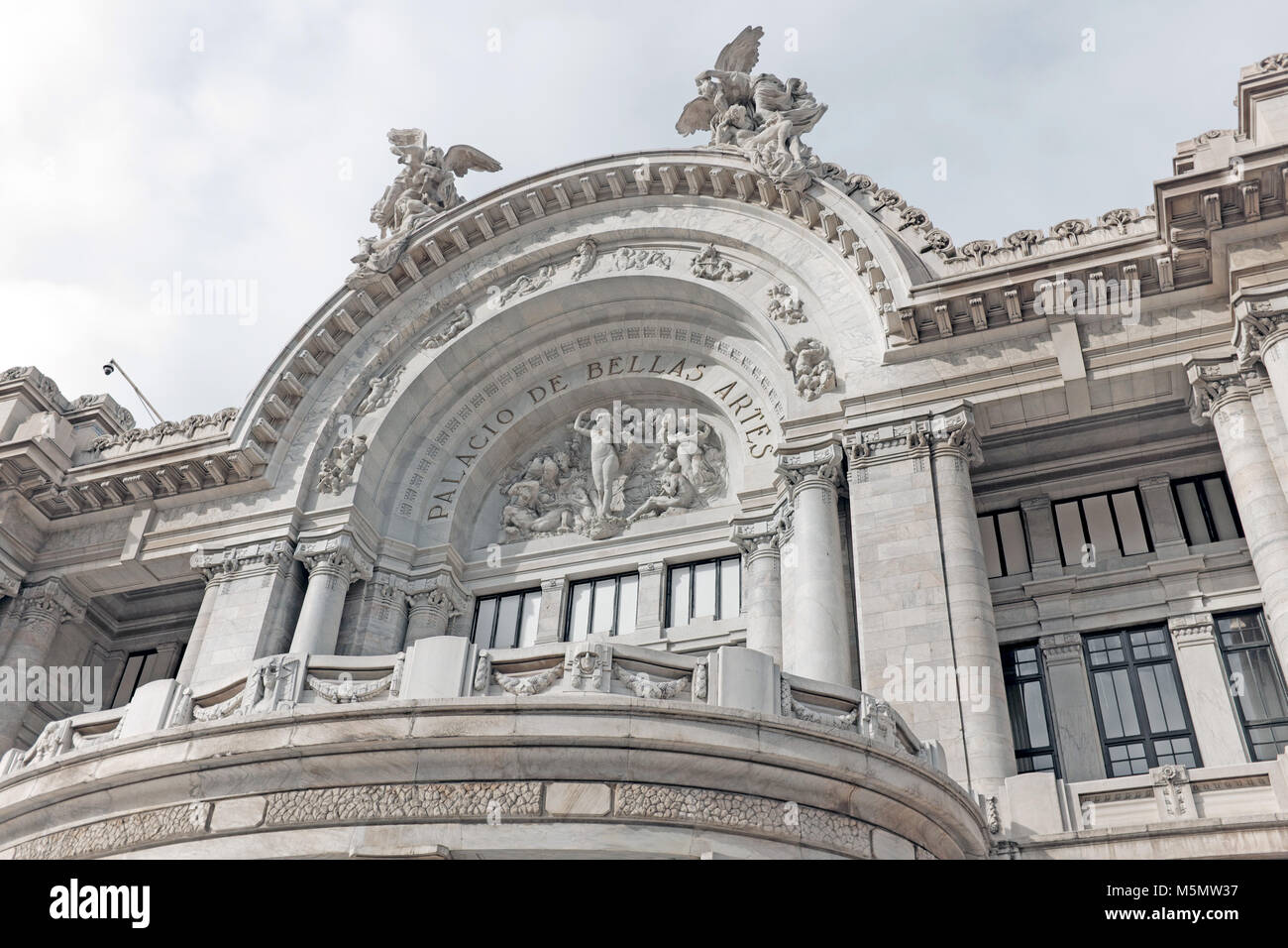 Die Pallacio de Bellas Artes in Mexiko-Stadt, Mexiko, ist ein hervorragendes Beispiel für den Jugendstil und die neoklassische Architektur. Stockfoto