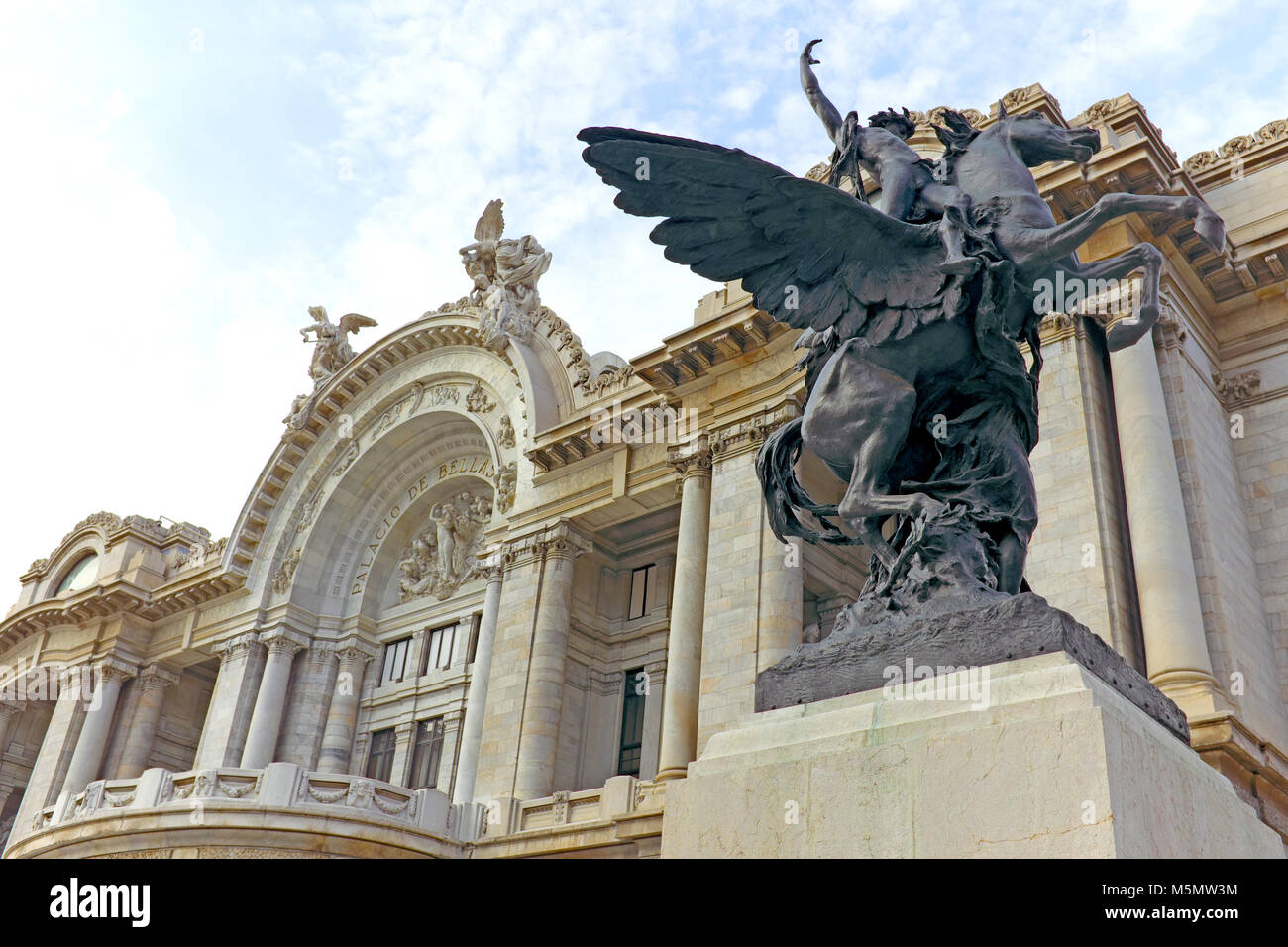 Statue von Pegasus steht Wache vor dem Pallacio de Bellas Artes in Mexiko-Stadt, Mexiko. Stockfoto