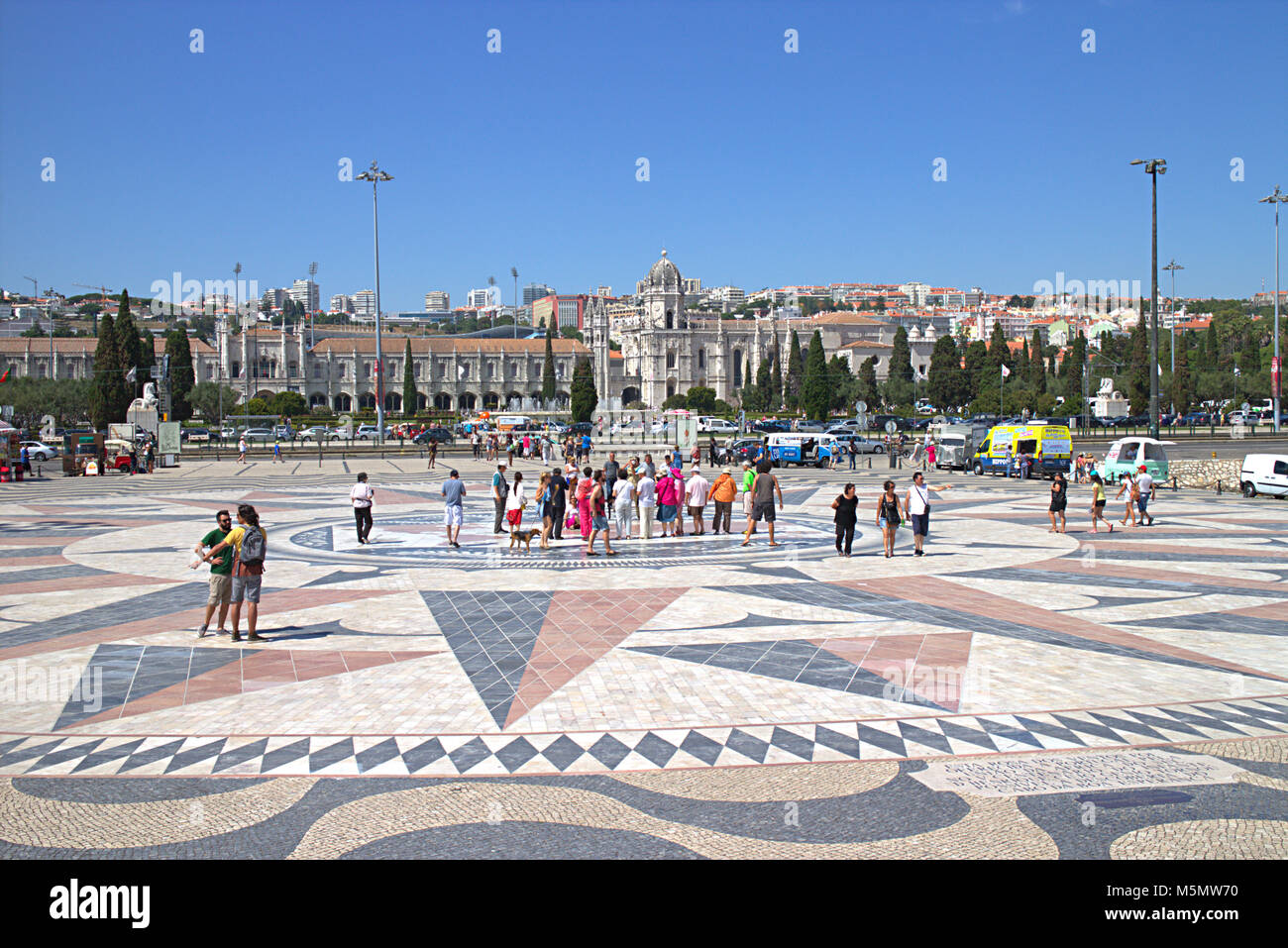 Bürgersteig Karte Routen von portugiesischen Entdecker unter Denkmal der Entdeckungen und das Kloster der Hieronimytes in Belem, Lissabon, Portugal. Stockfoto