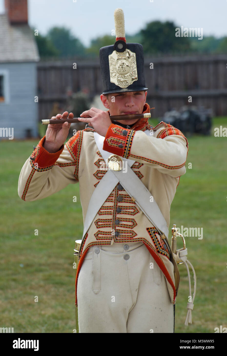 Ein Mitglied der Fife und Drum Band am Fort George National Historic Site, Niagara-on-the-Lake, Ontario, Kanada Stockfoto