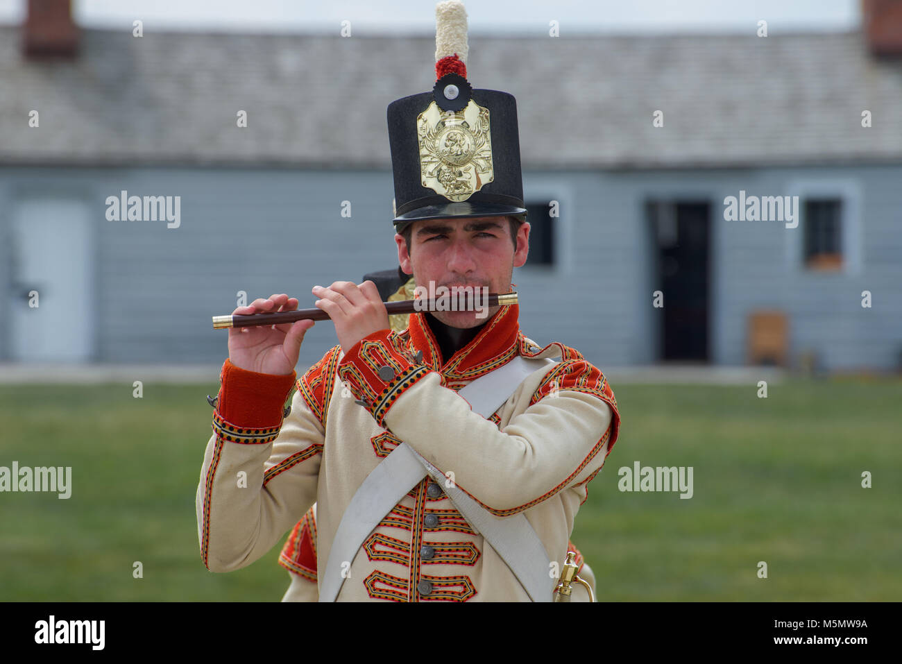 Ein Mitglied der Fife und Drum Band am Fort George National Historic Site, Niagara-on-the-Lake, Ontario, Kanada Stockfoto