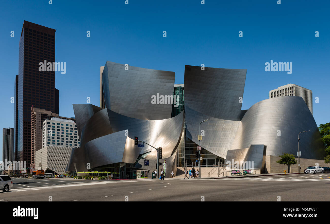 Die Walt Disney Concert Hall in Los Angeles, CA. Es ist die Arbeit der kanadischen Architekten Frank Gehr. Stockfoto