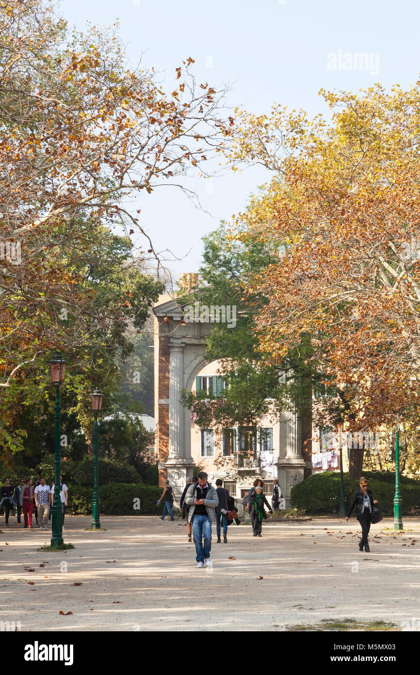 Giardini Pubblici und der monumentale Bogen, Venice, Italien im Herbst. Der Bogen von Michele Sanmicheli war Teil der Kirche des heiligen Abtes Antonius destr Stockfoto