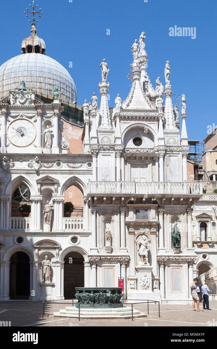 Innenhof des Dogen Palast, Palazzo Ducale, oder Ducal Palace, Venedig, Venetien, Italien mit einem aus dem 16. Jahrhundert und den Kopf in den foregrou Stockfoto