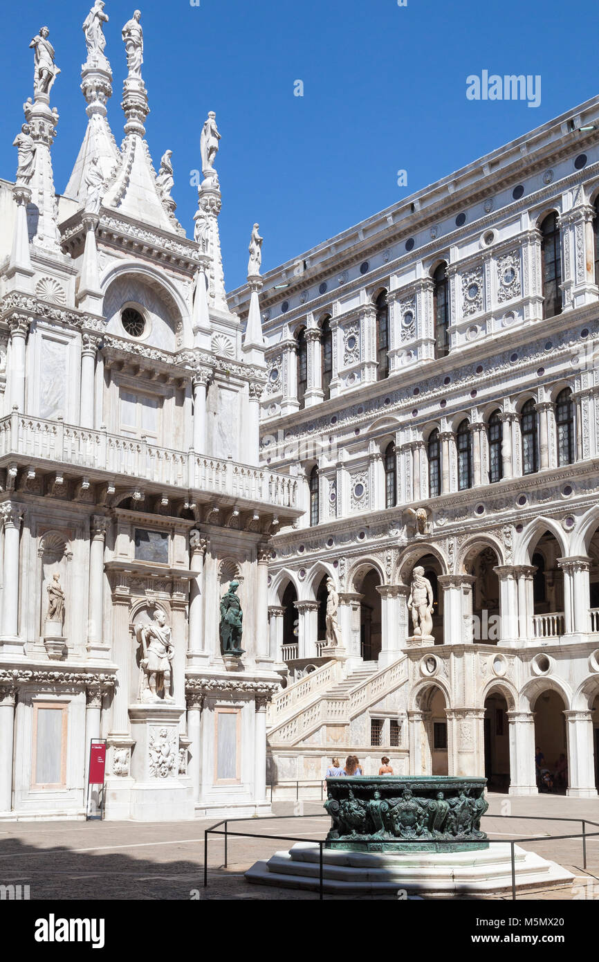 Innenhof des Dogen Palast, Palazzo Ducale, Palazzo Ducale, mit dem alten Brunnen oder Pozzo und Riesen Treppe mit Statuen von Neptun und Mar Stockfoto