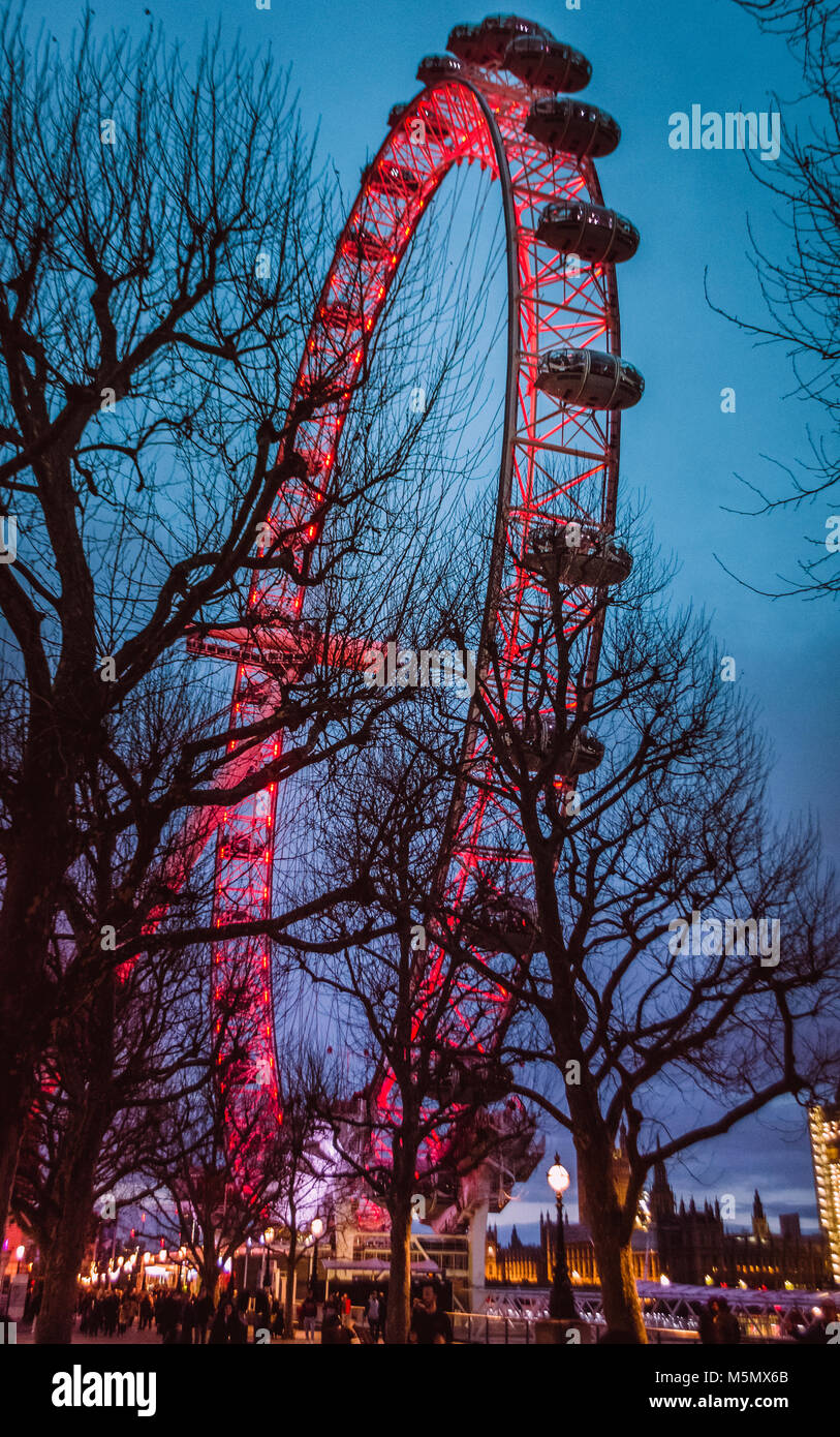 Rot beleuchteter London Eye an einem kalten Wintertag Stockfoto