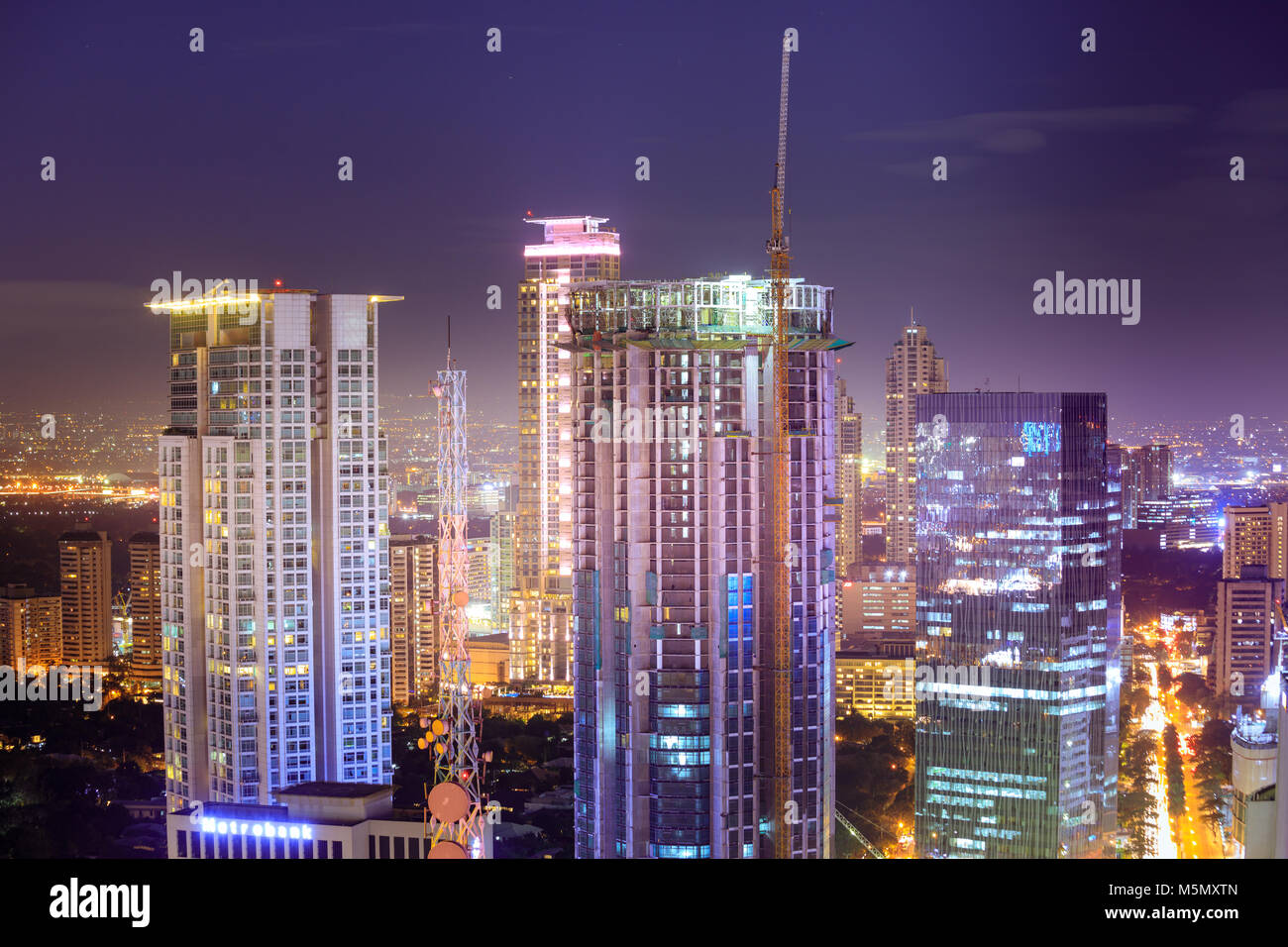 Manila, Philippinen - 25.Februar 2018: Eleveted, Nachtaufnahme von Makati, dem Geschäftsviertel von Metro Manila Stockfoto