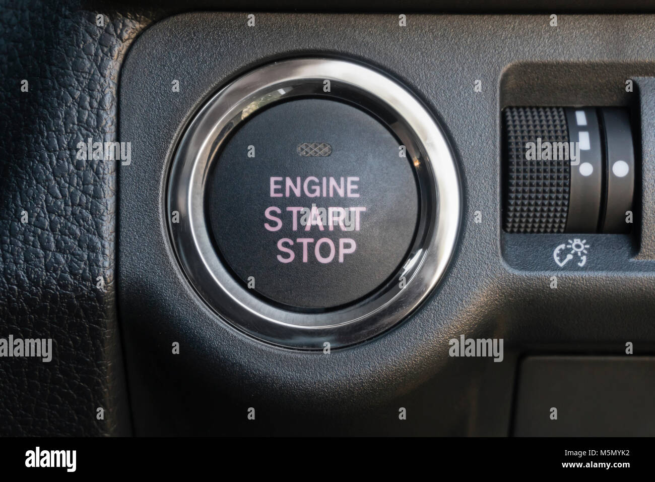 Motor-Start-Stop-Taste eines Autos Stockfoto