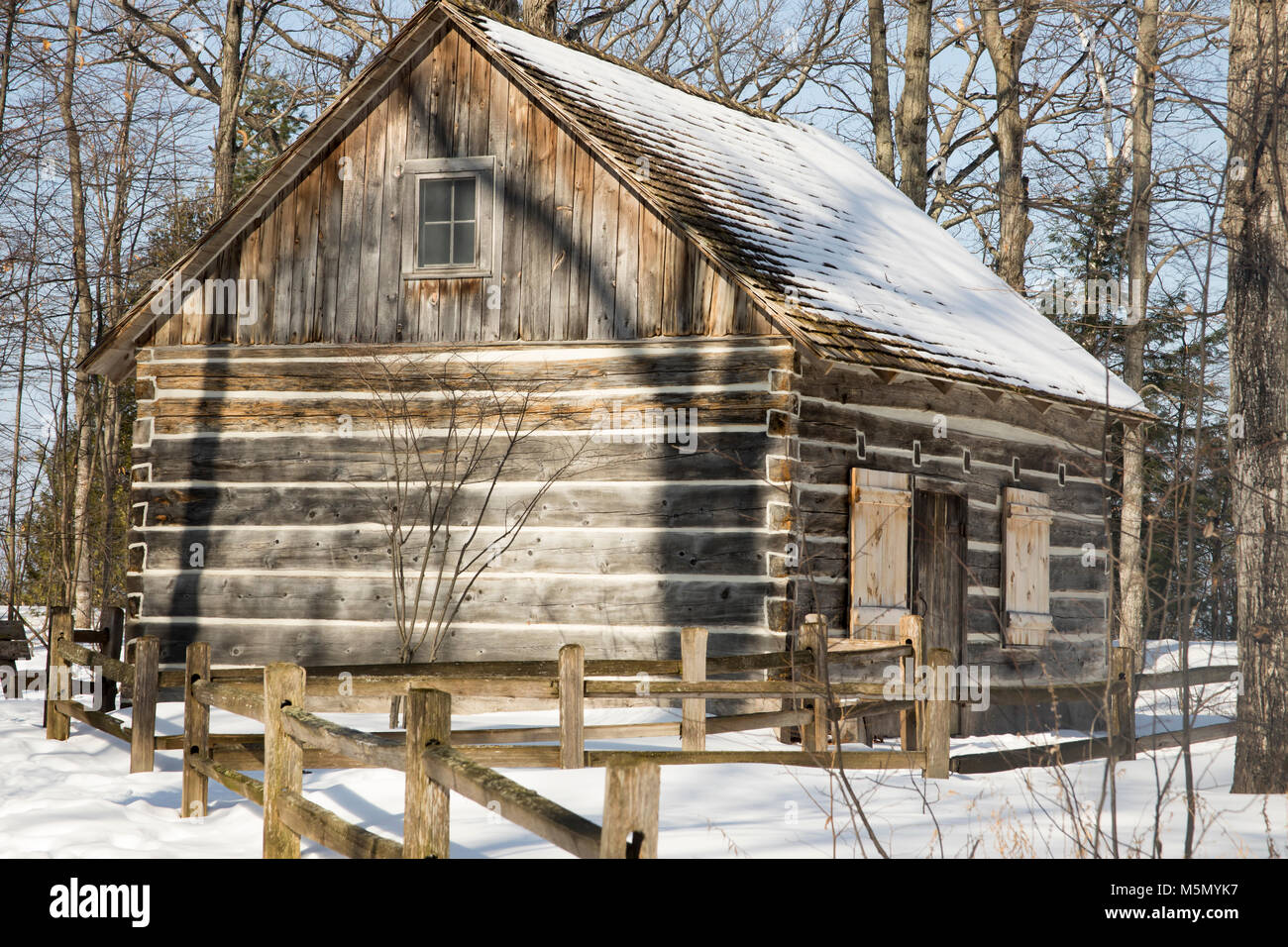 Außen rustikale Blockhütte im Wald von Michigan im Winter. Stockfoto