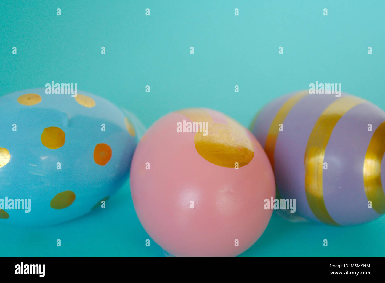 Drei Bemalte Eier Zu Ostern Ein Blau Mit Goldenen Flecken Rosa Mit Gold Bunny Lila Mit Goldenen Streifen Stockfotografie Alamy