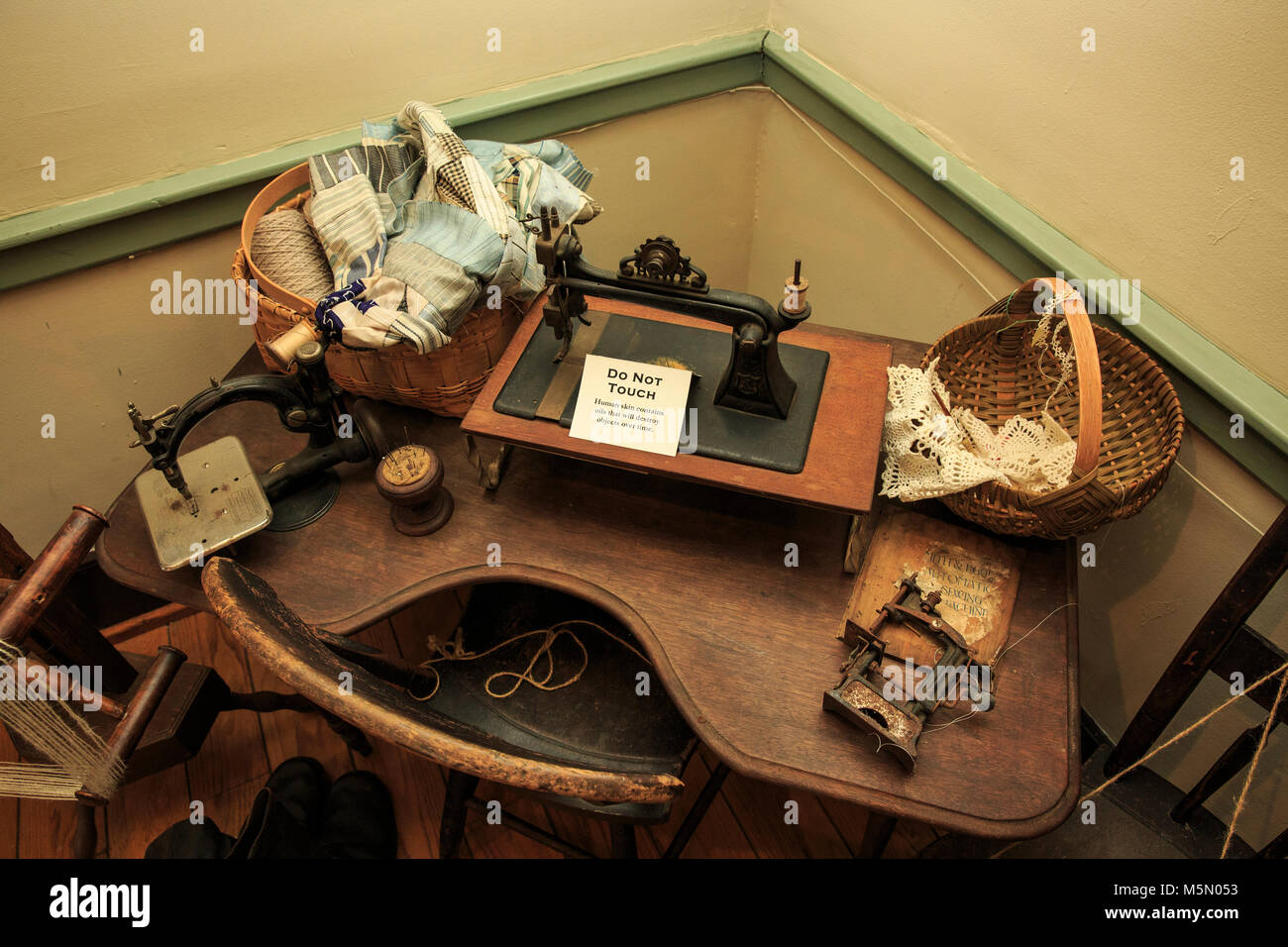 Antike Nähmaschine und Tisch in Hueston Woods State Park Stockfoto