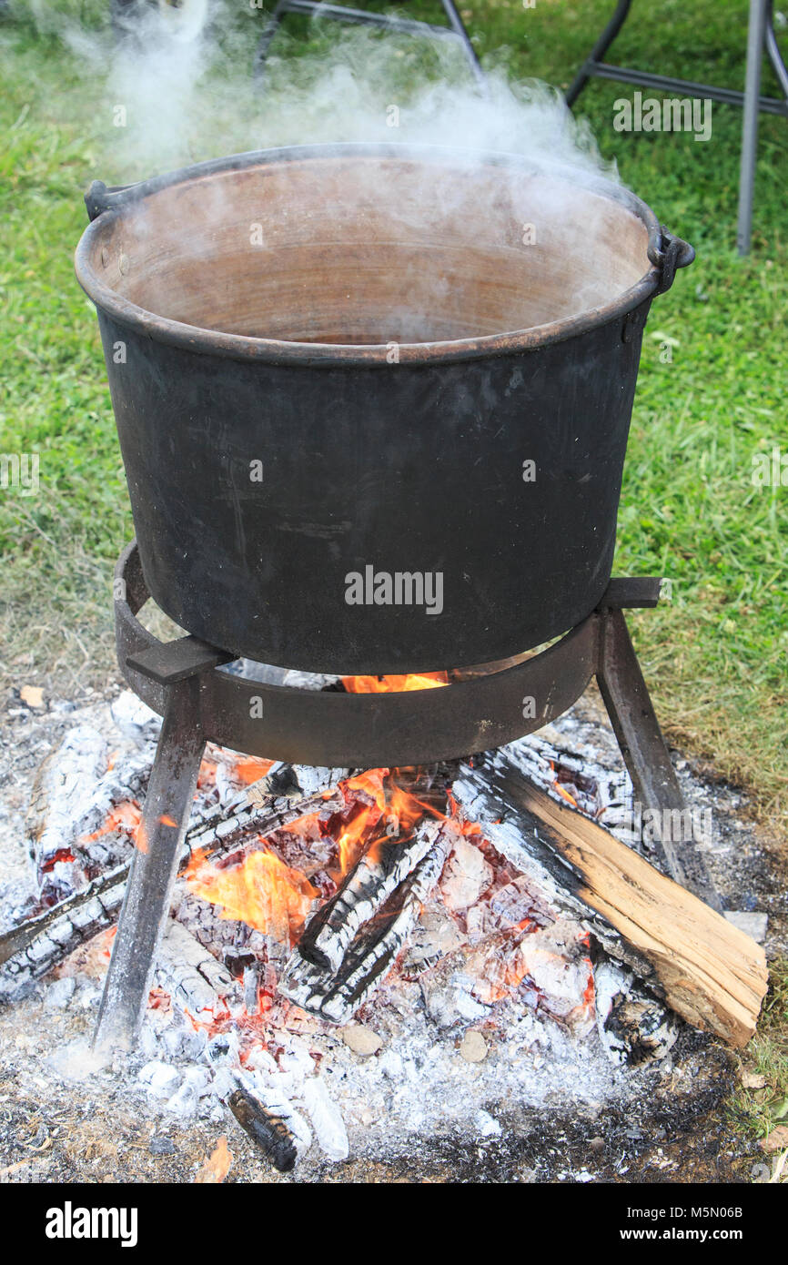 Kochen Obst unten Apple butter in einem großen Kessel über einem Feuer zu machen. Stockfoto