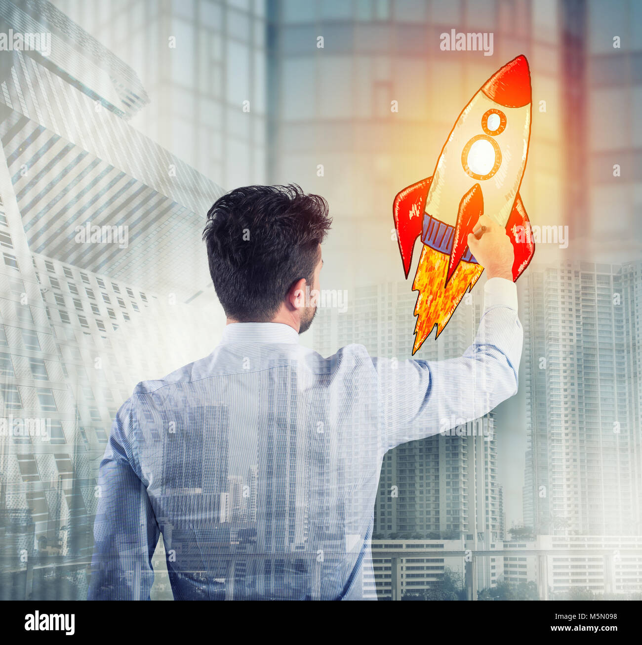 Geschäftsmann Zeichnung eine Rakete. Konzept der Business Improvement und Enterprise Start Stockfoto