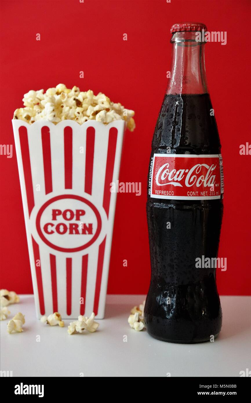 Coca Cola und Popcorn Stockfoto