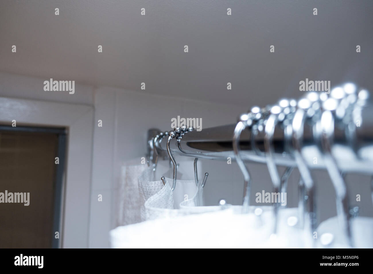 Nach oben Badezimmer Duschvorhang Kugel Duschvorhang Ringe in Chrom Stockfoto