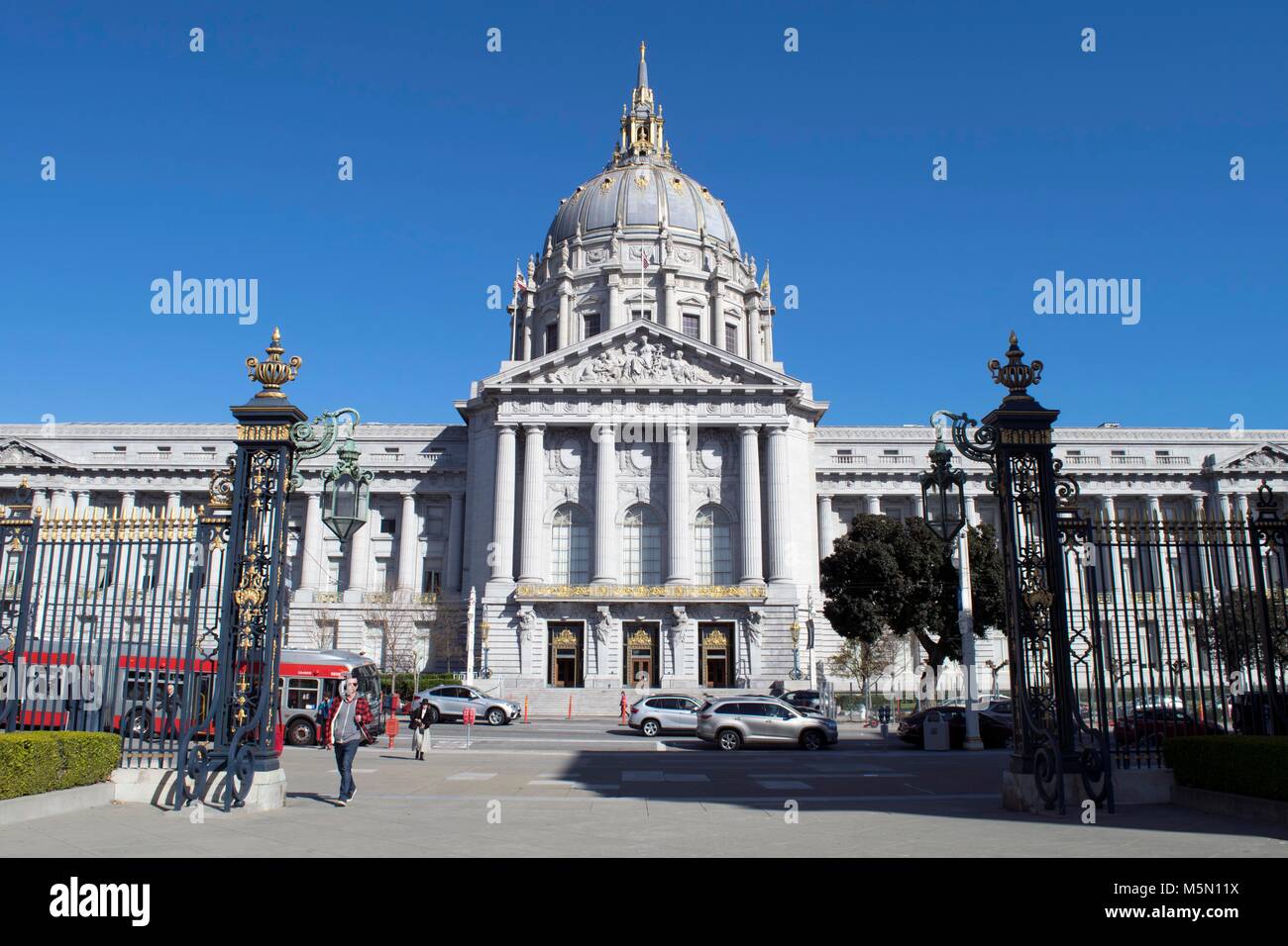 Der Verkehr rauscht durch die San Francisco City Hall an einem sonnigen Tag. Stockfoto