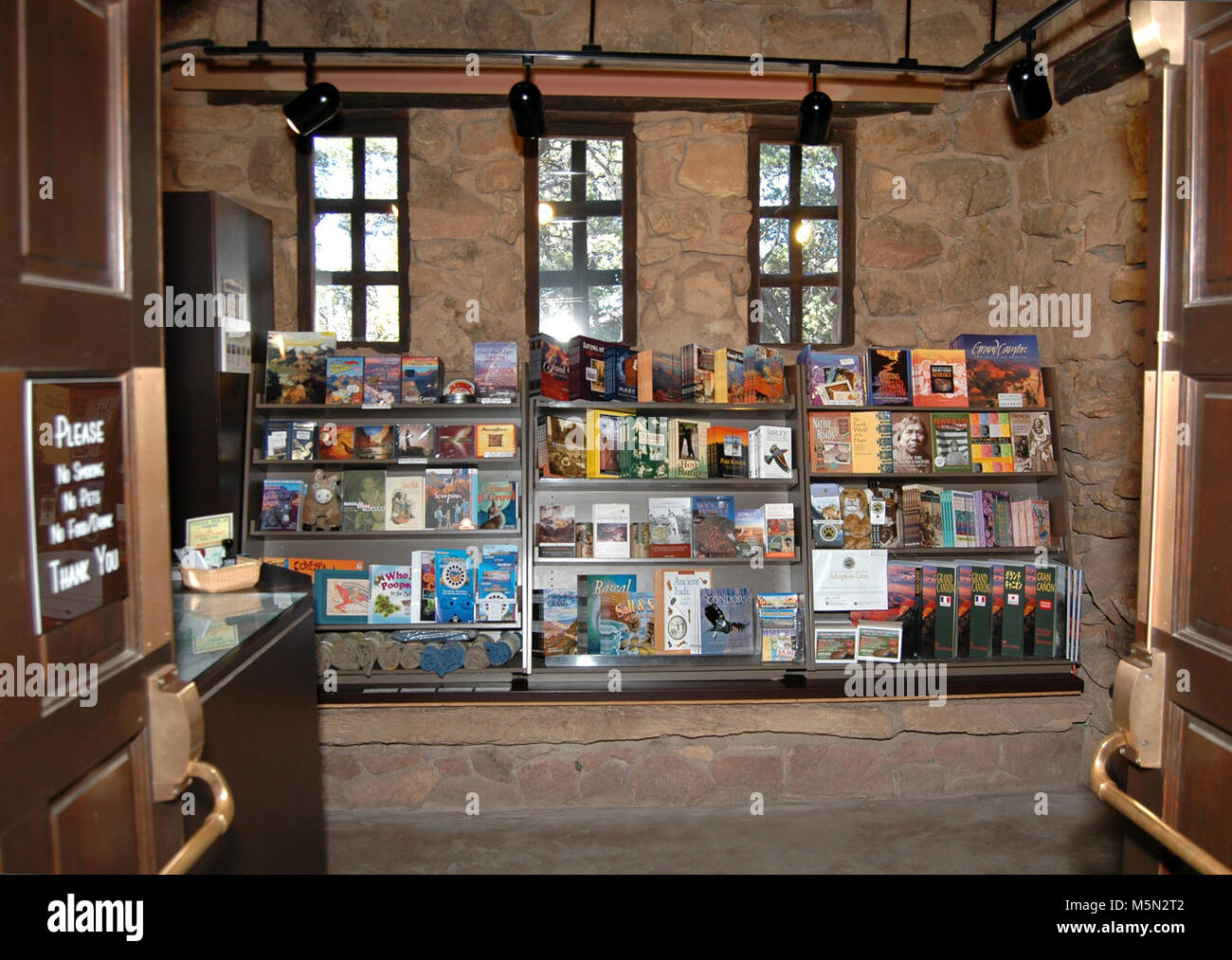 Grand Canyon National Park Tusayan Museum. Der Grand Canyon Association Buchhandlung in Tusayan Museum. Ein Besuch in Tusayan Museum bietet einen Einblick in Pueblo Indianer leben im Grand Canyon Einige vor 800 Jahren. Der Eintritt ist frei. Dies war eine blühende Gemeinde, die durch ihre Töpferei, Pfeilspitzen und andere Haushalt Artefakte dargestellt. Die tusayan Museum ist täglich geöffnet von 9:00 bis 17:00 Uhr und liegt 3 Meilen (5 km) West. Stockfoto