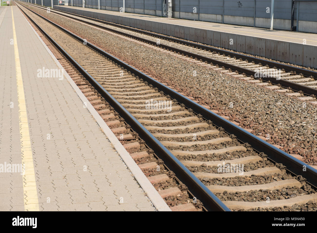 Zug und Bahnhof am Flughafen Graz Feldkirchen mit Perron Stockfoto