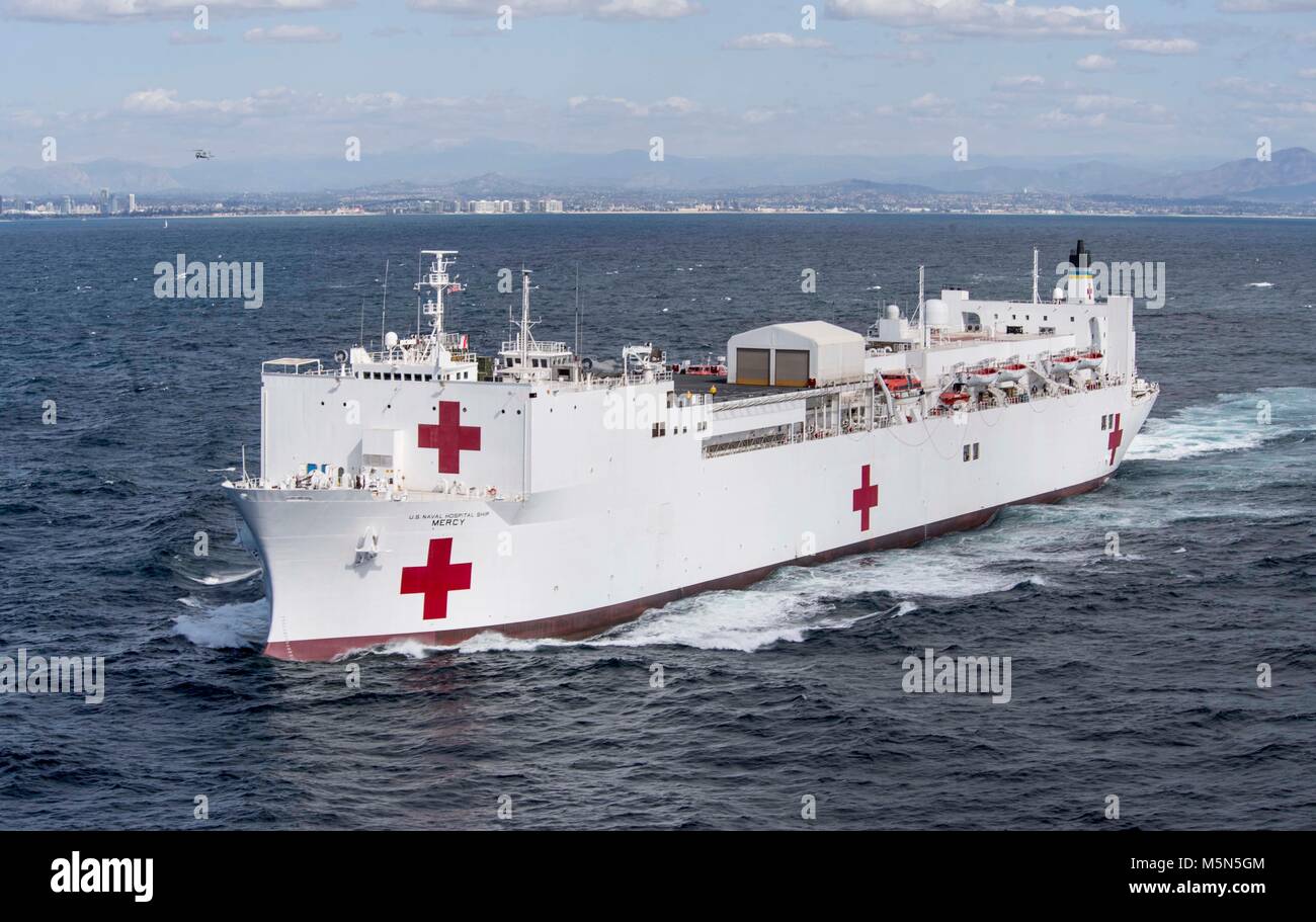 180224-RM 689-0513 SAN DIEGO (Feb. 23, 2018) Military Sealift Command Hospital Ship USNS Mercy (T-AH 19) Abfahrt Marinestützpunkt San Diego zur Unterstützung der pazifischen Partnerschaft 2018 (PP18). PP18's Mission ist es, gemeinsam mit Gastgeber und Partner Nationen zu arbeiten regionaler Interoperabilität und Disaster Response Funktionen, erhöhen die Stabilität und Sicherheit in der Region zu stärken, und neue und dauerhafte Freundschaften über die Indo-Asia-Pazifik-Region fördern. Pazifische Partnerschaft, der nun in seinem 13. Iteration, ist die größte jährliche internationale humanitäre Hilfe und Katastrophenhilfe Abwehrbereitschaft mission cond Stockfoto
