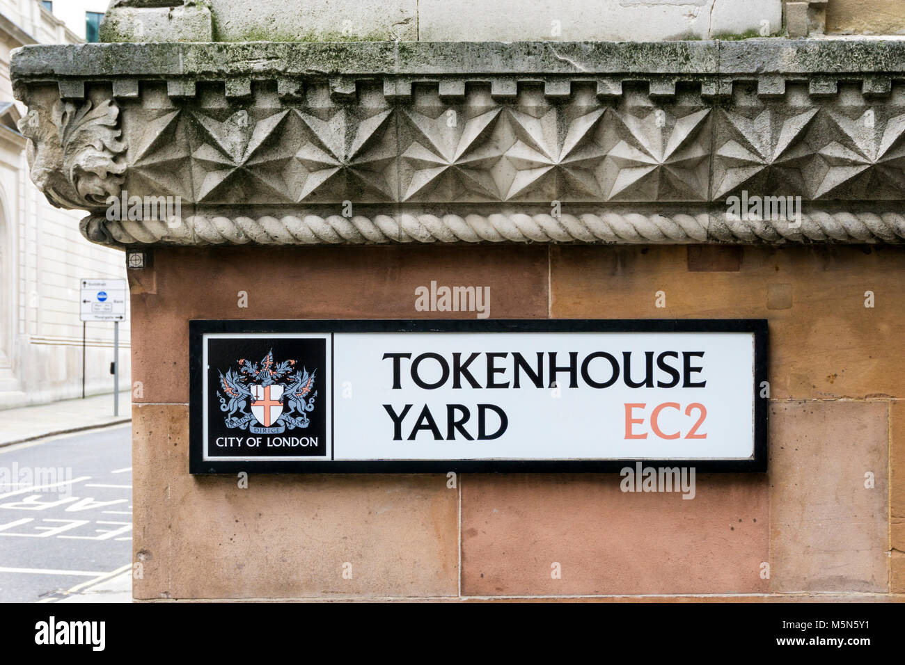 Straßenschild für Tokenhouse Yard in der Londoner City Stockfoto