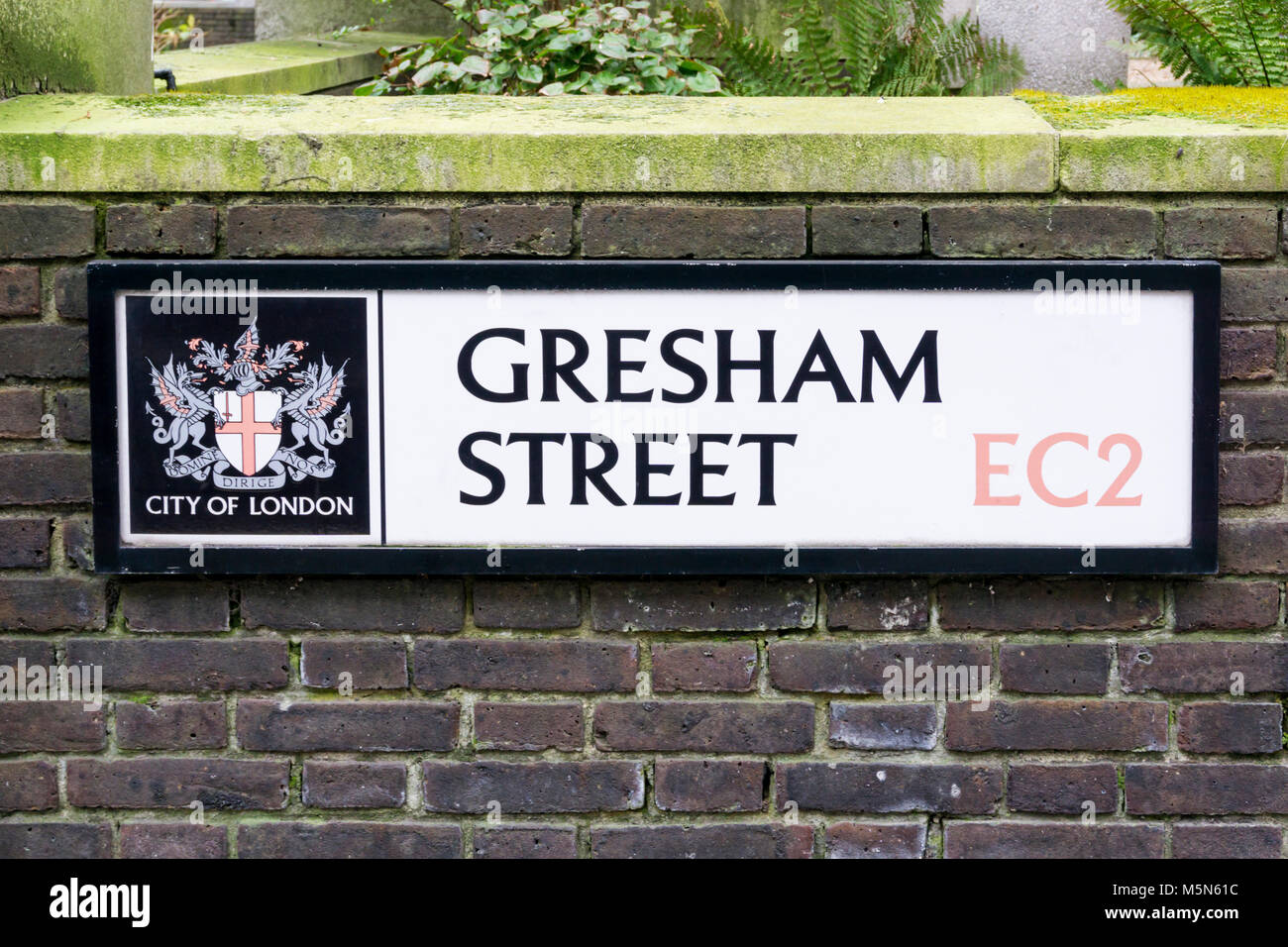 Straßenschild für Gresham Street in der City von London Stockfoto
