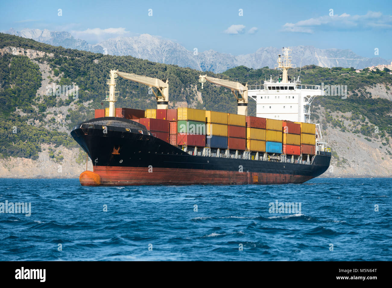 Logistik und Güterverkehr der International Container Cargo Schiff im Ozean. Liefer- Konzept Stockfoto