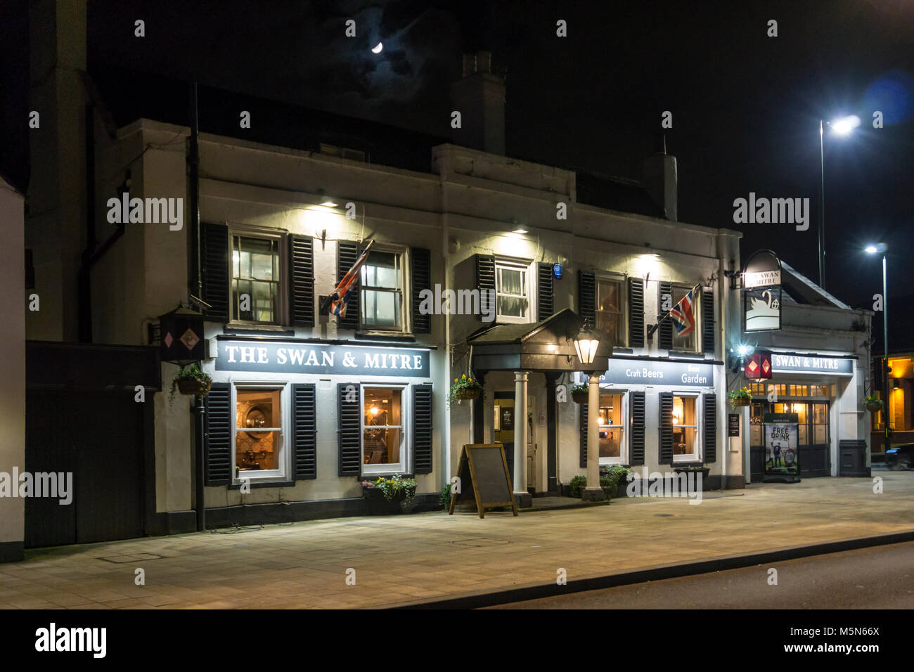 Der Schwan & Mitre Pub in Bromley bei Nacht. Stockfoto