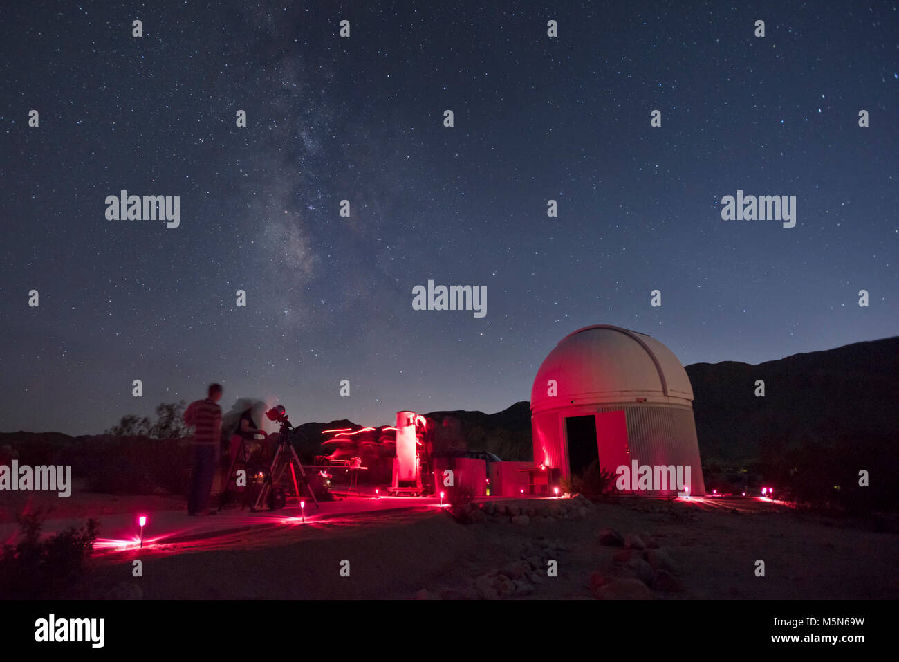 Himmel ist die Grenze, Sterngucker und Teleskope. Stockfoto