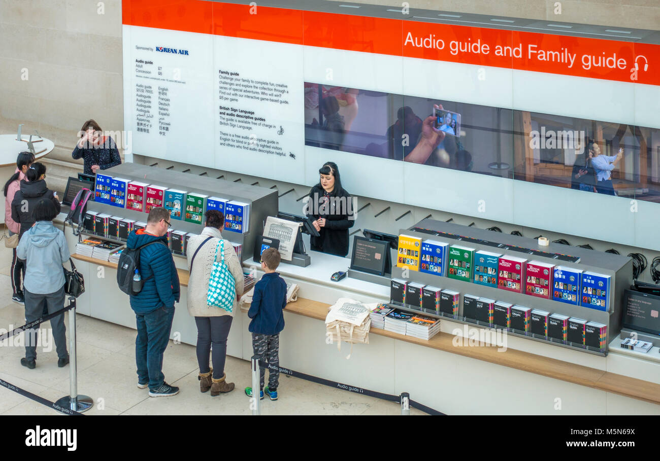 Besucher Empfang für die Miete eines Audio Guide und Familie führen. Das British Museum (für die menschliche Geschichte, Kunst und Kultur). London, England, UK. Stockfoto