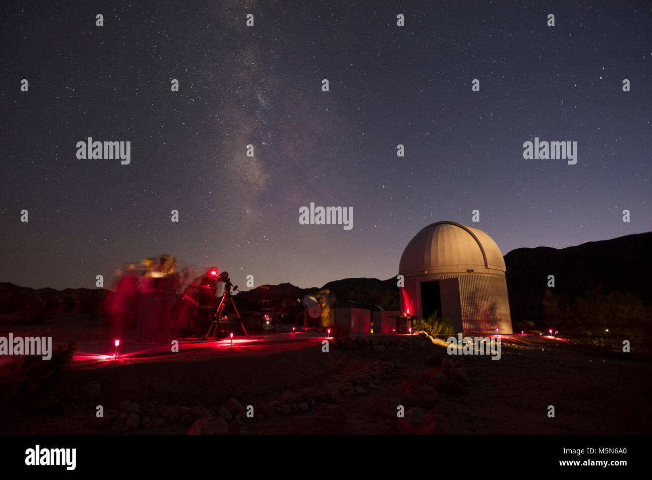 Himmel ist die Grenze, Sterngucker und Teleskope. Stockfoto