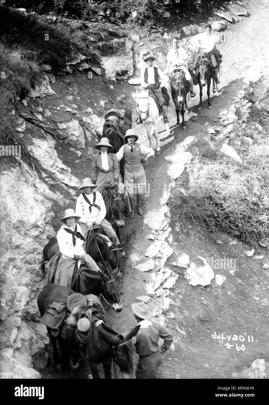 Grand Canyon historischen Bright Angel Trail. MULE PARTEI POSIEREN FÜR KOLB BROS ZU BEGINN DER Bright Angel Trail Reise. JOHN HANCE IST DRITTER VON DER RÜCKSEITE. Juli 20, 1911. Stockfoto