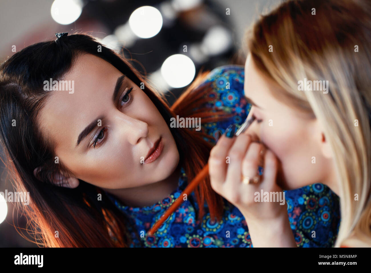 Die professionellen Make-up Artist bei der Arbeit, Stockfoto