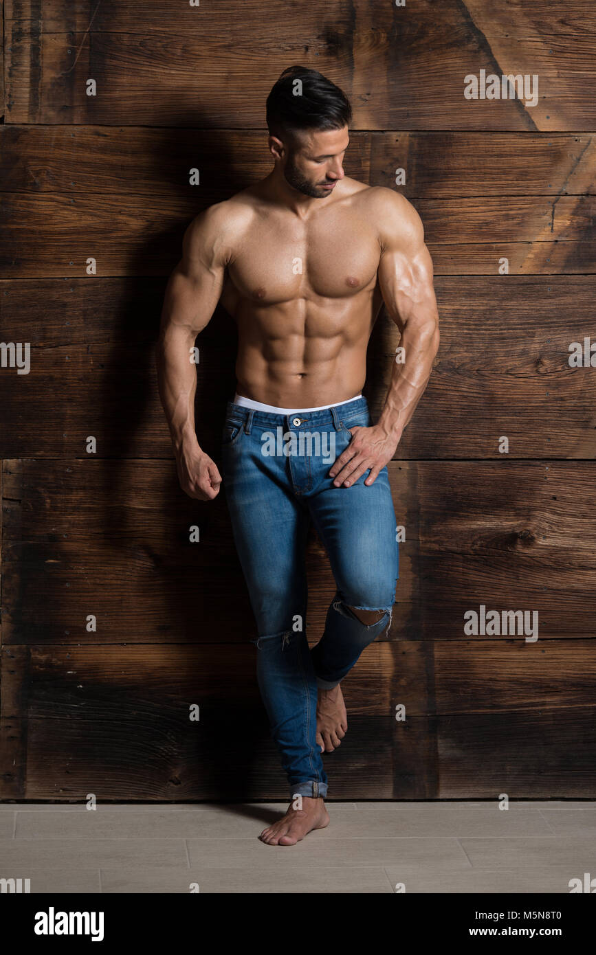Portrait einer jungen körperlich fit Mann mit seinem Körper beim Tragen ...