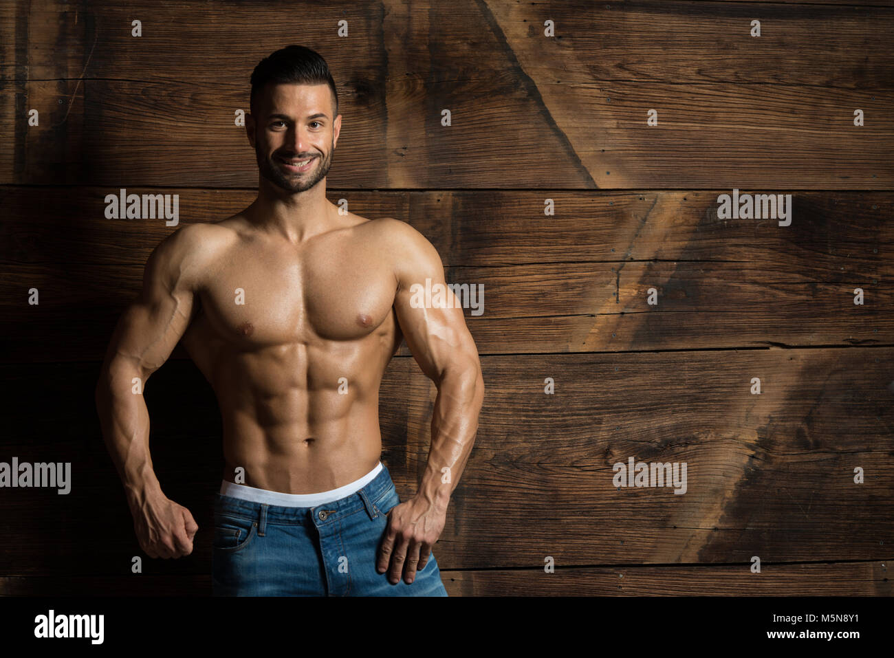 Portrait einer jungen körperlich fit Mann mit seinem Körper beim Tragen ...