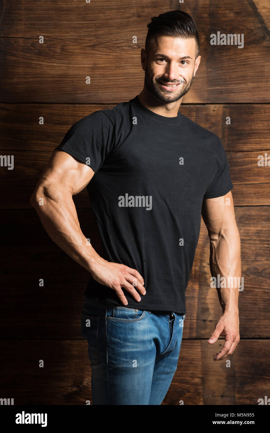 Portrait einer jungen körperlich fit Mann mit seinem Körper beim Tragen ...