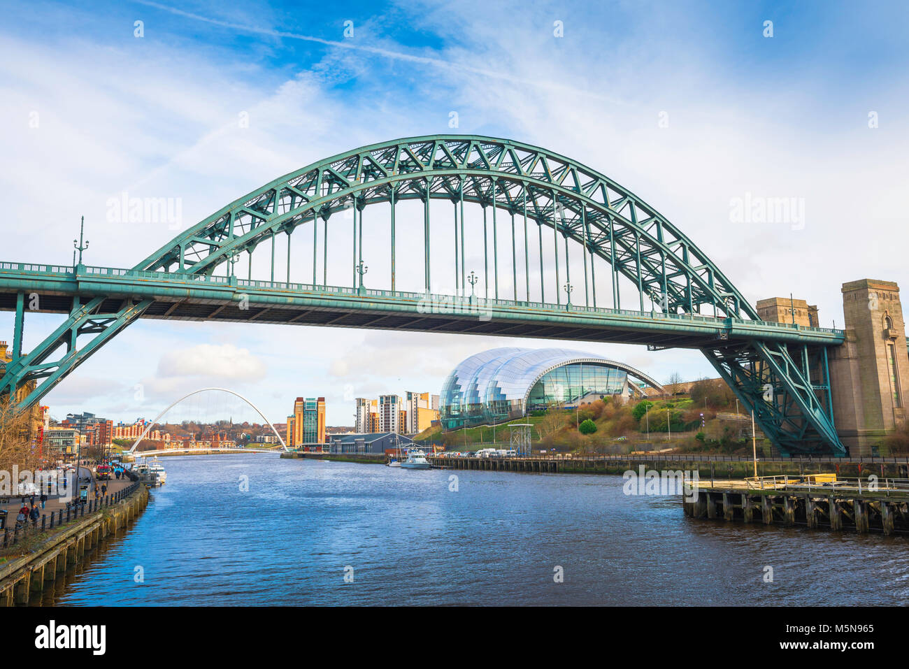 Newcastle Bridge, Blick auf die berühmte Tyne Bridge mit dem Glasshouse Building und Millennium Bridge in der Ferne, England, Großbritannien Stockfoto