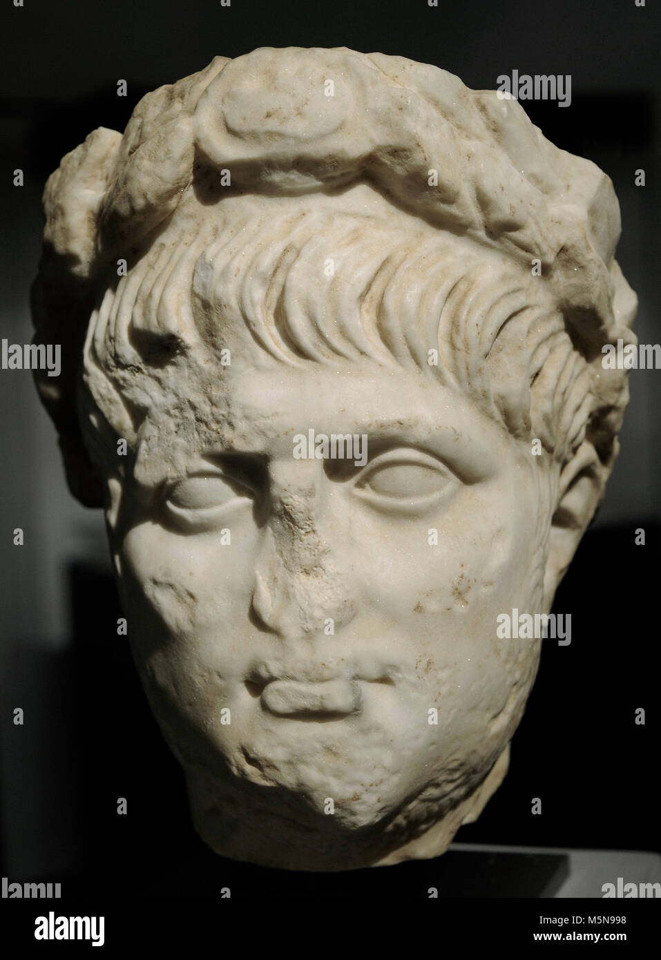 Nero (Nero Claudius Caesar Augustus Germanicus) (37-68). Römische Kaiser, letzte Vertreter der Patrizier. Büste des Kaisers mit einem Lorbeerkranz. 1. Jahrhundert. Marmor. Römisch-germanisches Museum. Köln. Deutschland. Stockfoto