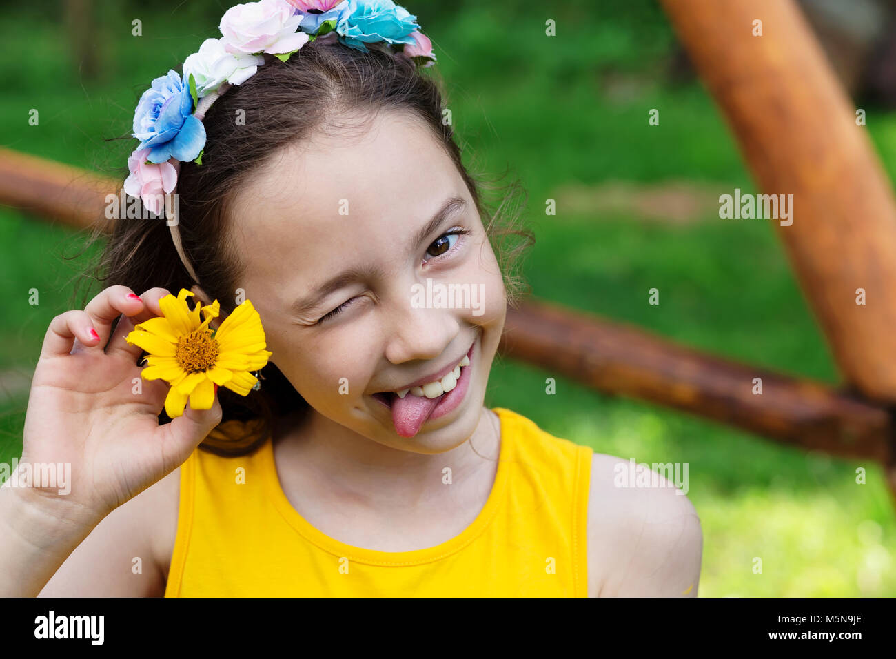 Portrait von niedlichen jugendliche Mädchen lächelnd Mit herausgestreckter Zunge kleben Stockfoto