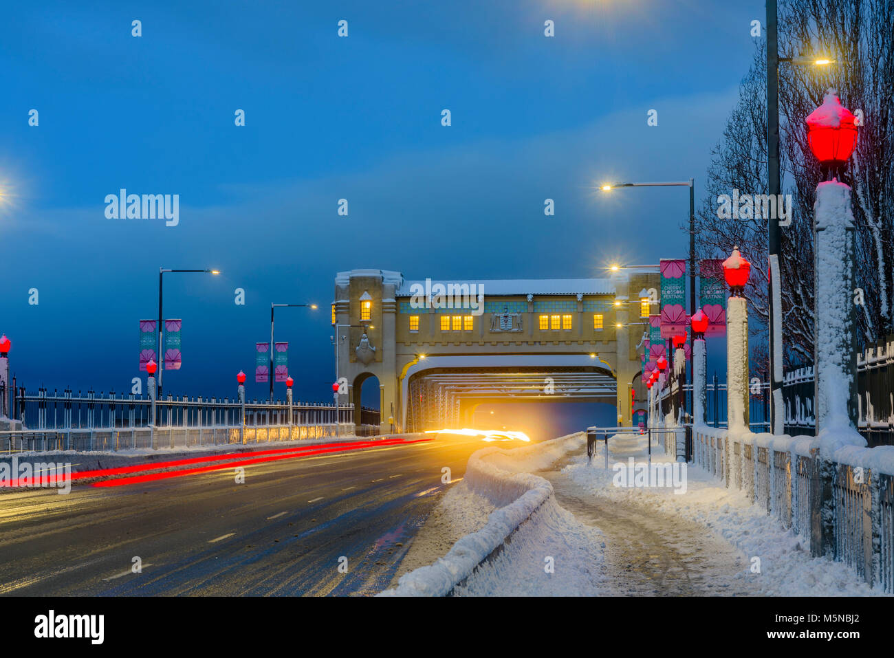 Art déco-Lampen, Schnee, Burrard Bridge, Vancouver, British Columbia, Kanada. Stockfoto