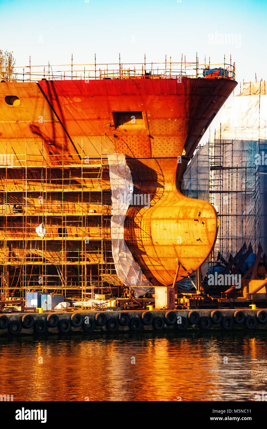 Rumpf des Schiffes im Bau in der Werft.+ Stockfoto