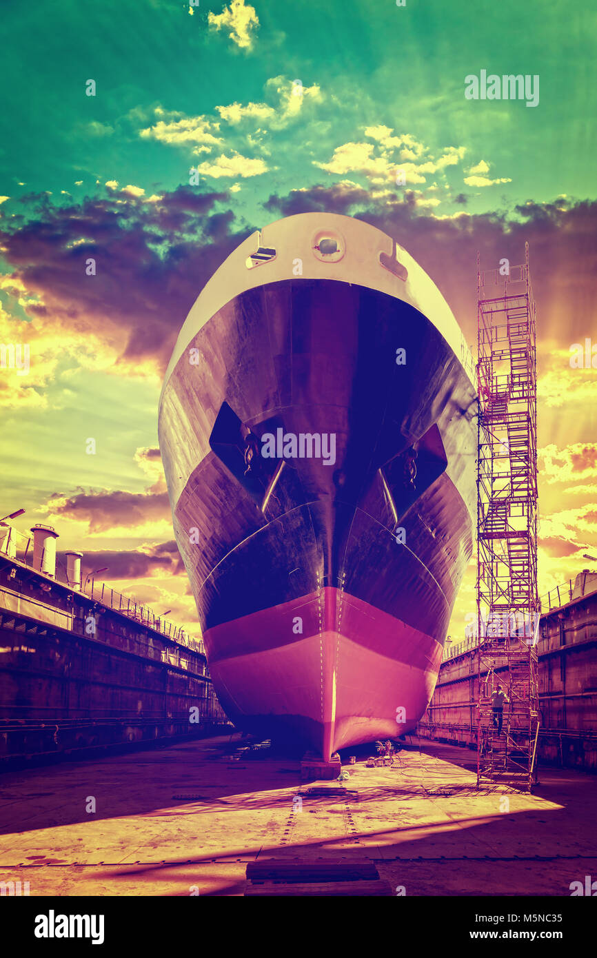 Großes Schiff während der Reparatur im Trockendock in Werft. Stockfoto