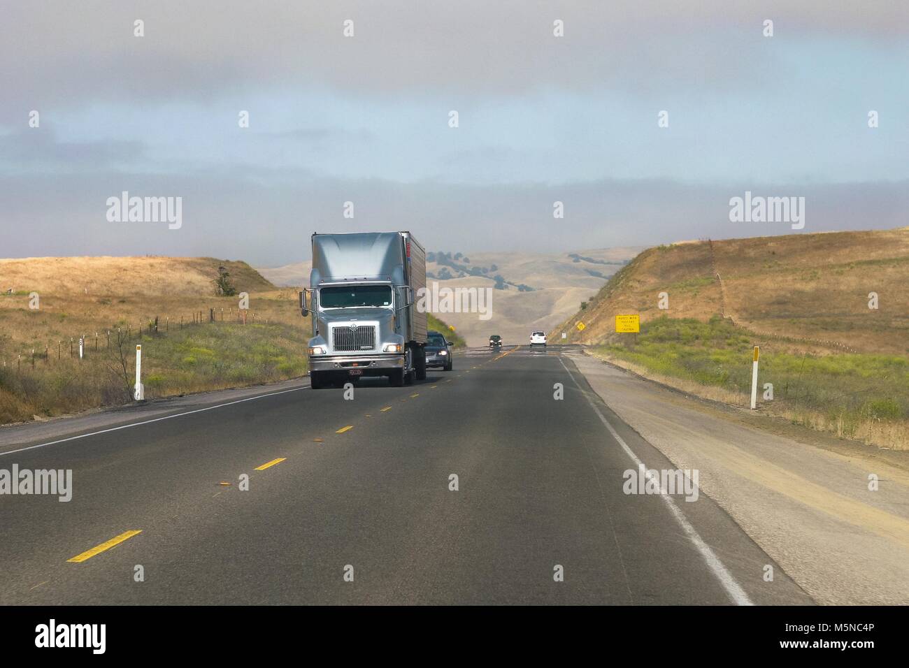 Abschleppwagen und andere Fahrzeuge, die auf der Interstate Autobahn 5 in Kalifornien. Stockfoto