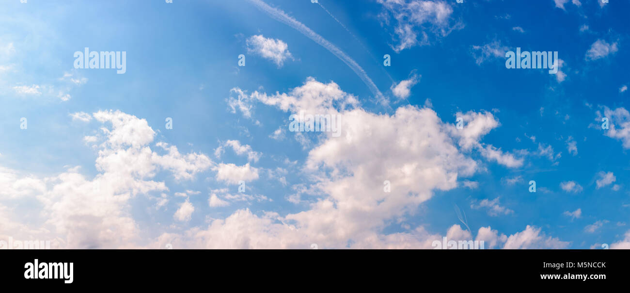 Erstaunlich Wolkenformationen auf einem strahlend blauen Himmel. schöne Seite cloudscape Panorama im Frühling lit Stockfoto