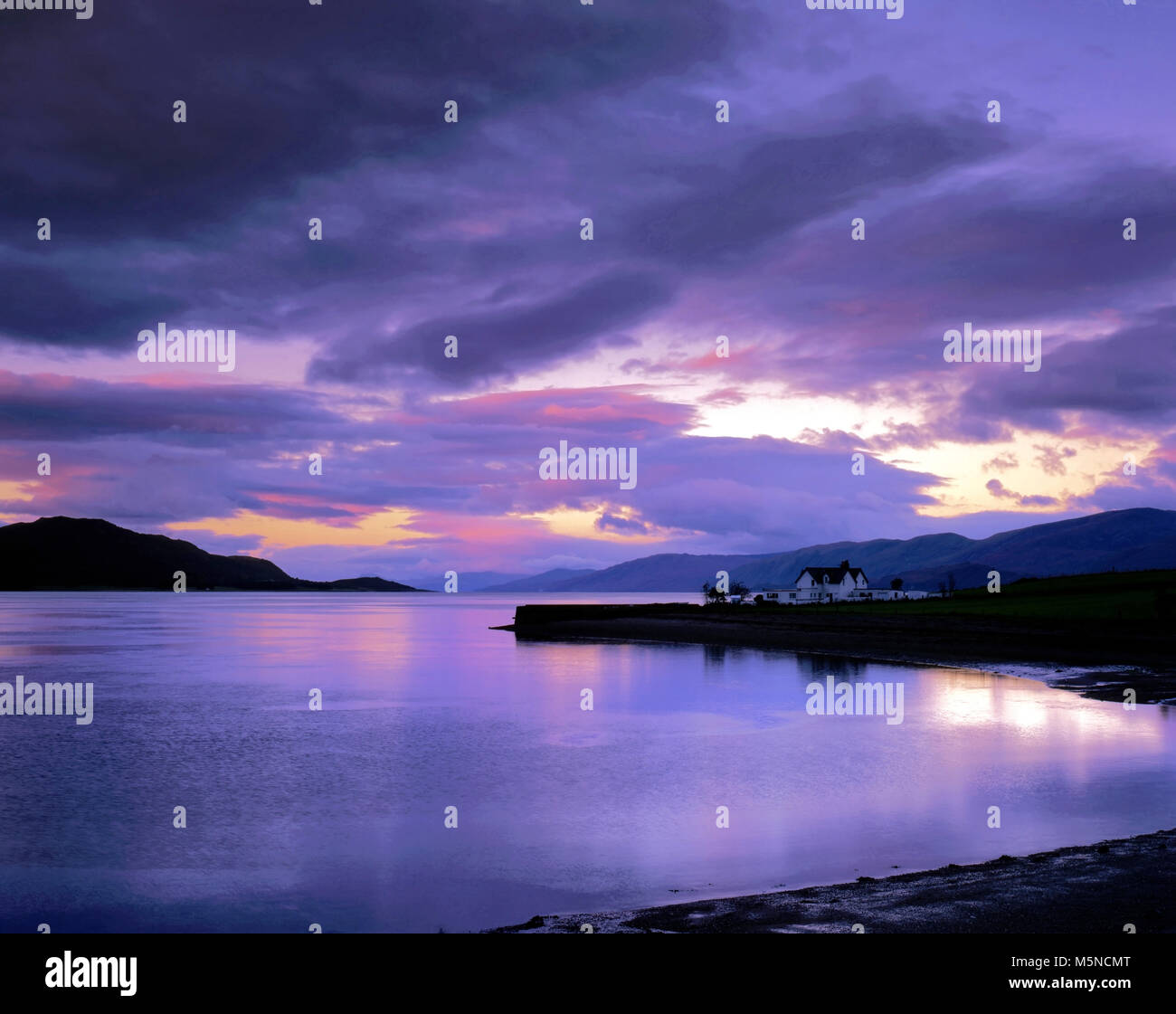 Sonnenuntergang über Loch Linnhe in den schottischen Highlands. Stockfoto