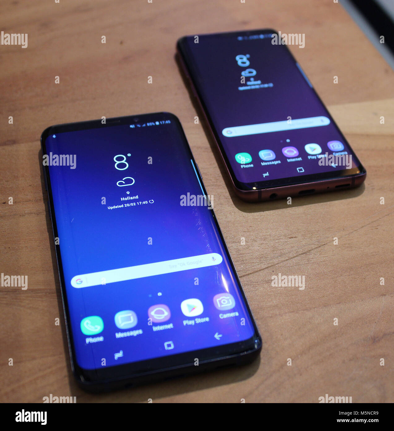 Ein Blick auf die neuen Samsung Galaxy S9 und S9+ (links) Smartphones, vorgestellt von Samsung auf dem iPhone X, mit hoher Spezifikation Kameras und Gesicht komplett-Scanning Technology personalisierte Emoji zu erstellen. Stockfoto