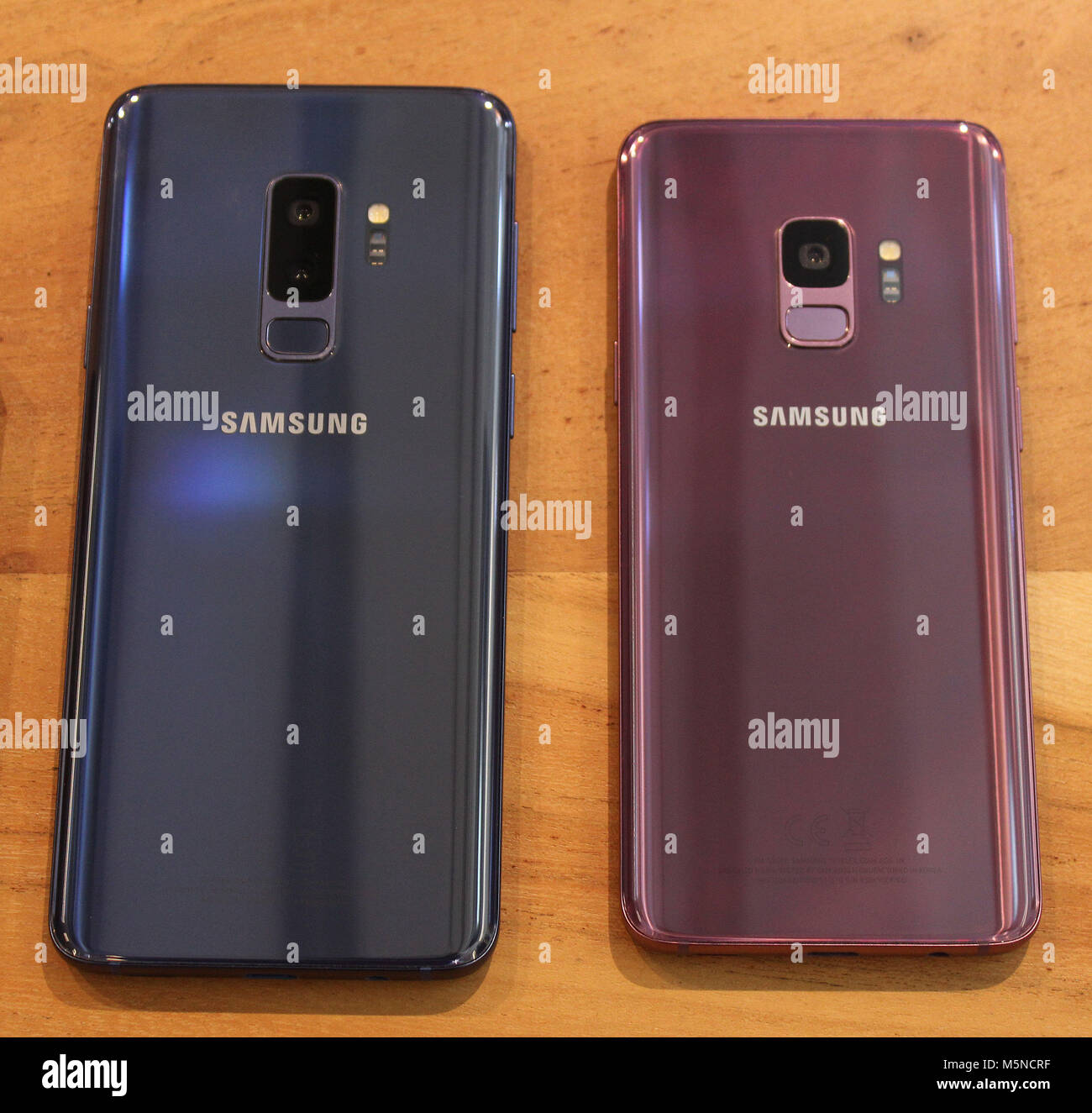 Eine Rückansicht des neuen Samsung Galaxy S9 und S9+ (links) Smartphones, vorgestellt von Samsung auf dem iPhone X, mit hoher Spezifikation Kameras und Gesicht komplett-Scanning Technology personalisierte Emoji zu erstellen. Stockfoto