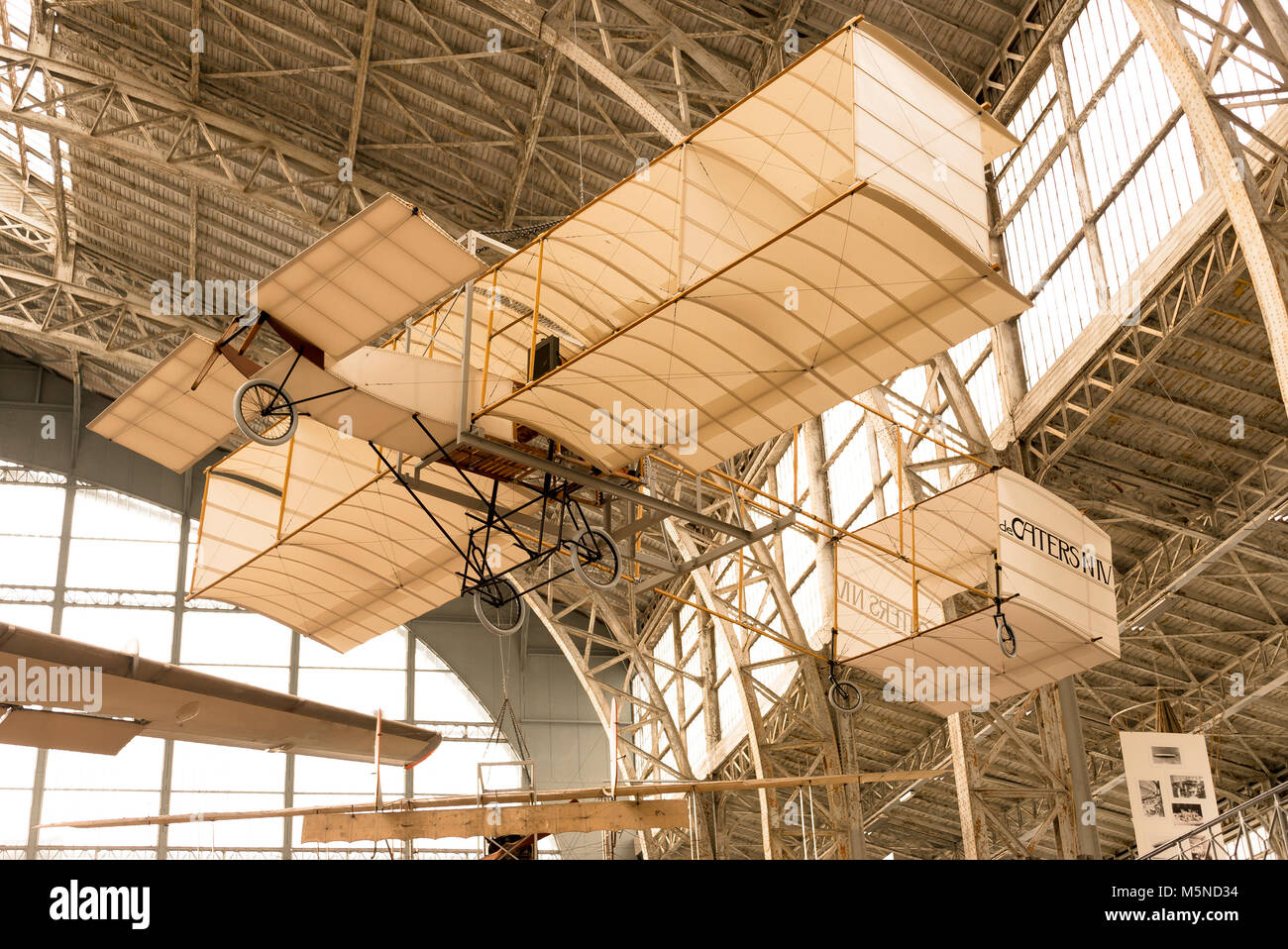 Vintage Flugzeug im Hangar Stockfoto