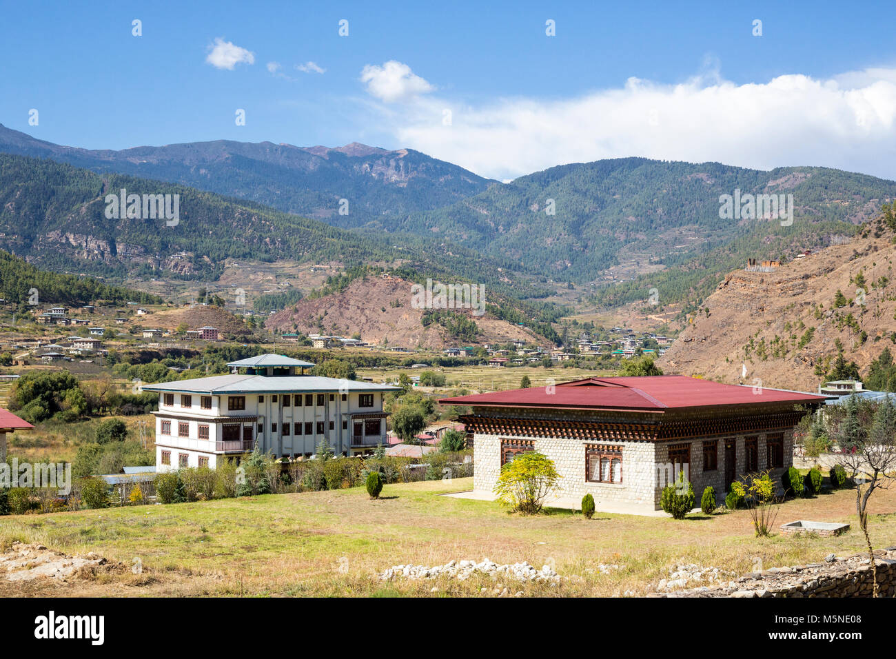 Paro, Bhutan. Häuser im Tal Paro nähern. Stockfoto