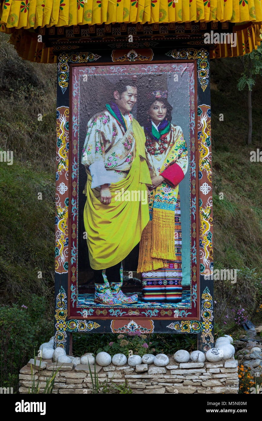 Jakar, Bhutan. Foto von König Wangchuck und Frau im Jakar Dzong. Stockfoto